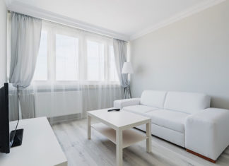 Karnisz elektryczny niezastąpiony w wysokich apartamentach i loftach