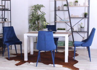 Granatowe krzesła – w jakich wnętrzach się sprawdzą? Granatowe krzesła