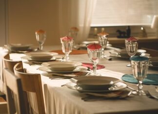 Po której stronie kładzie się serwetki? Po której stronie kładzie się serwetki?