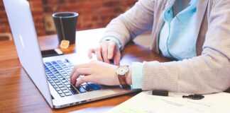 Jak zamontować ekran do projektora?