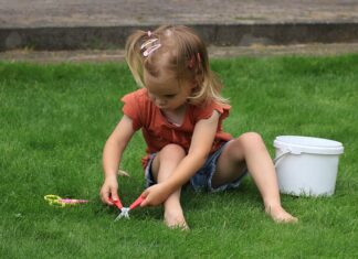 Co na trawę pod meble ogrodowe?