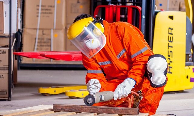 Jak odciąć dno w butelce?