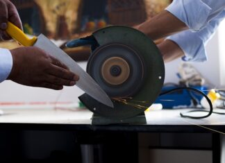 Pod jakim kątem ostrzyć noże kuchenne? Pod jakim kątem ostrzyć noże kuchenne?