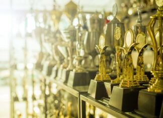 Szklane gabloty na puchary – czy warto je wybierać? Szklane gabloty na puchary