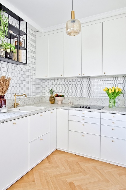 białe płytki czarna fuga heksalong biały połysk jako fartuch kuchenny w kuchni boho inspiracje z raw decor