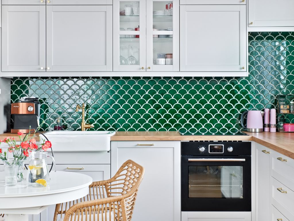 kuchnia w stylu boho aranżacja z flabellum duże emerald połysk raw decor