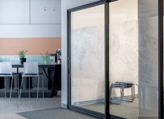 Najlepsze zestawy okuć do drzwi szklanych