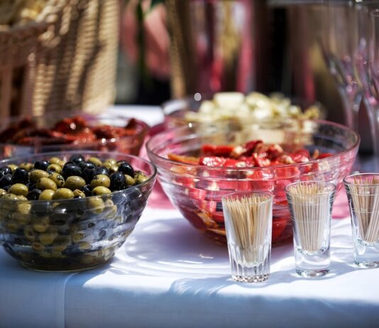 Stoły cateringowe — prostokątne czy okągłe